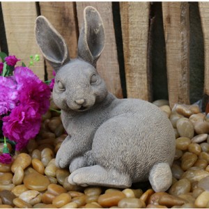Escultura de conejo tallada a mano para decoración del hogar.