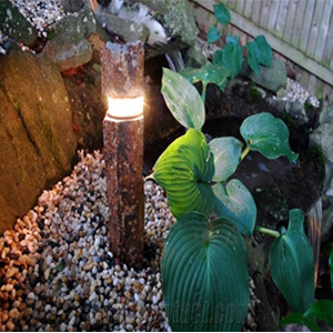 Gemeißeltes Basaltlicht für die Gartendekoration