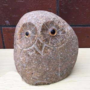 Wholesale natural small river stone carving owls decor