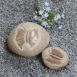 天然石は蝶の置物彫刻しました