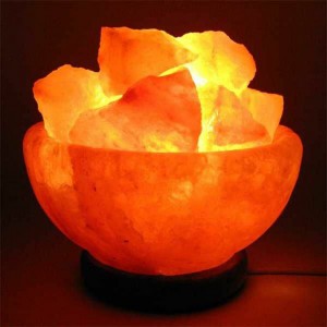 Ručně vyrobená lampa na kamennou solnou misku s himalájskými solnými třískami, dřevěnou základnou, elektrickým drátem a žárovkou