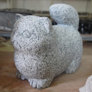 Tallando la escultura del gato de piedra