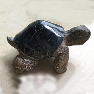 Mà de pedra tallada l'estàtua de tortuga