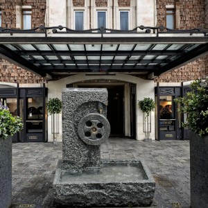 Modern Natural Black Granite Outdoor Water Fountain Customized Garden Decoration Statue Hotels Marble Limestone Natural Stones