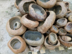 Boulder stone birdbath oval shape