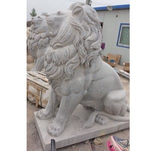 Lebensgroße Löwen-Statue sitzt