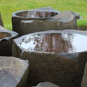 Plat en pierre de basalte rock & birdbath