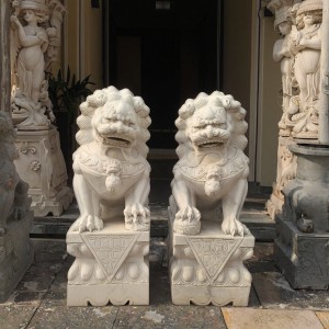 Twin Marble Guardian Lions – Symmetrical Hand-Carved Statues for Estate Entrance