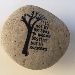 Pebble камень сувенирных духовные дары со словами выгравированы