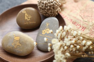 https://www.magicstonegarden.com/products/stone-gift-item/pebble-stone-gift/