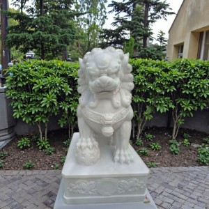 Twin Marble Guardian Lions – Symmetrical Hand-Carved Statues for Estate Entrance