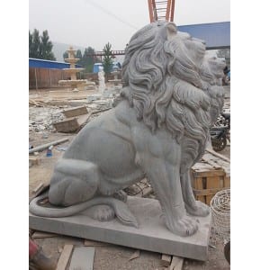 Lebensgroße Löwen-Statue sitzt