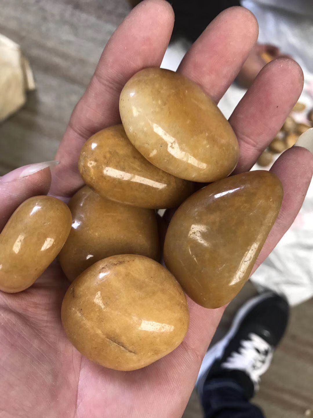 How to polish pebble stone