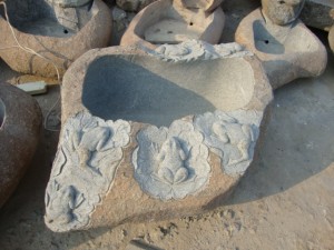 Boulder fish pool birdbath fountain with carved frog