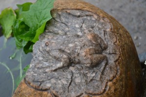 Boulder fish pool birdbath fountain with carved frog