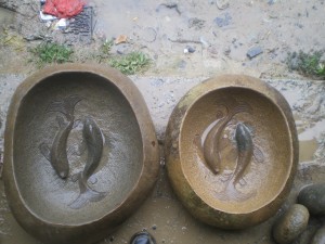 Boulder stone birdbath with fish statue