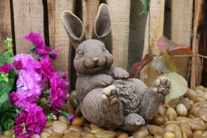 Håndskåret kaninskulptur til boligindretning