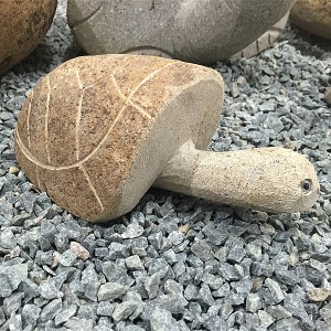 Sculpture de tortue en pierre de galets en vente