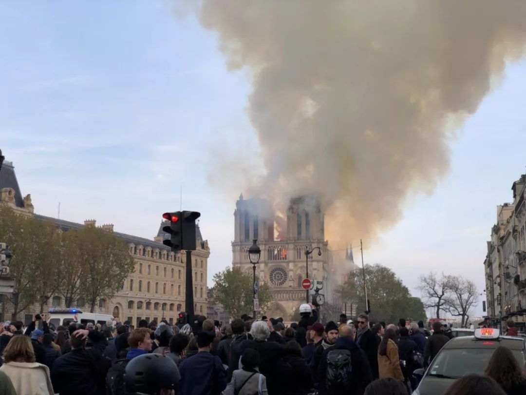 The fire of Notre Dame de Paris, while natural stone allows the main structure to be preserved!