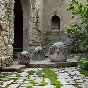 Modern Design Hand Carved Iron-stone Owl Statue Natural Stone Animal Sculpture Crafted Adventure