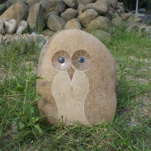 Leungeun dijieun ornamén taman owls pikeun hiasan taman
