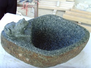 Boulder fish pool birdbath fountain with carved frog