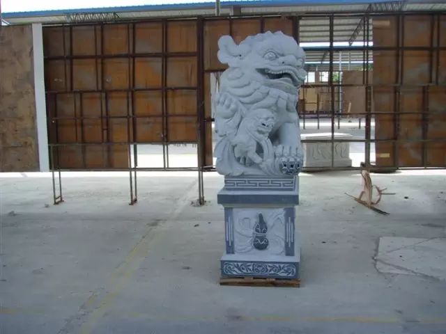 Stone lion sculpture for Garden decor 