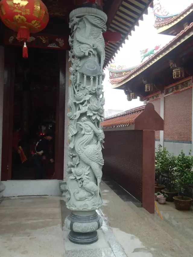 Dragon column decor