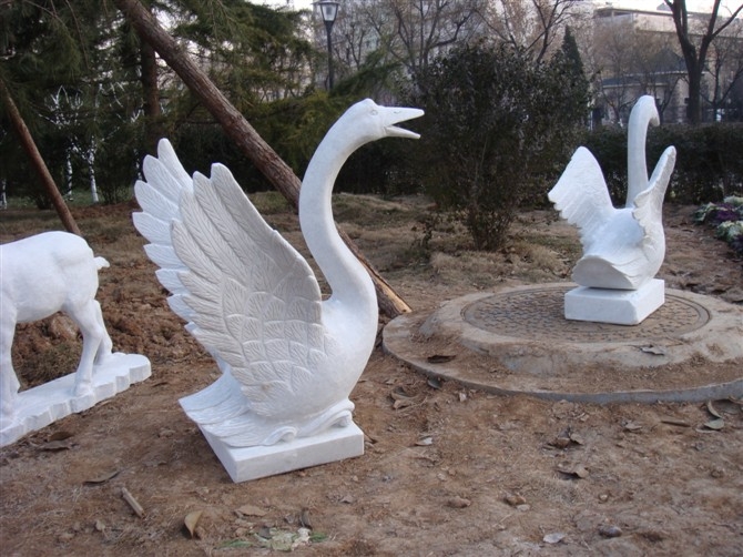 Giraffe, deer and swan sculptures in the animal theme park