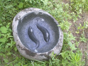 Boulder stone birdbath with fish statue